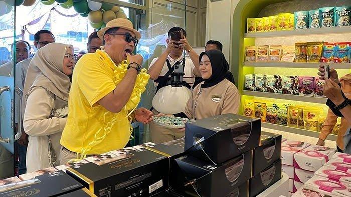 Pj Wali kota Pangkalpinang, Budi Utama saat launcing outlet Amanda Brownies Pangkalpinang, Sabtu (28/9/2024).