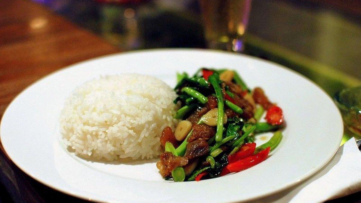 Pad Kra Pao Moo, satu kuliner khas Thailand yang wajib dicoba saat berada di Bangkok.