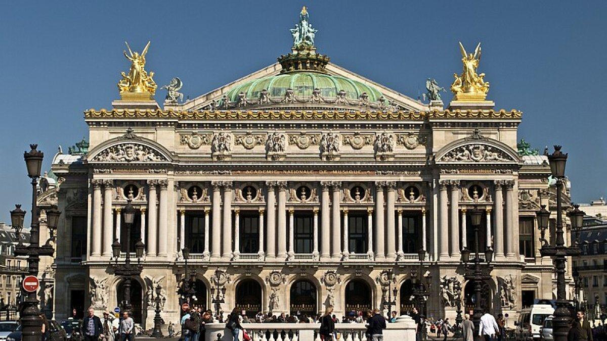 Palais Garnier, satu tempat wisata berhantu di Paris Prancis.