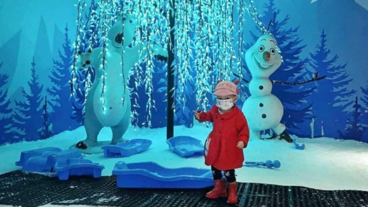 Pengunjung tengah menikmati snow park di Panama Park 825 Bandung.