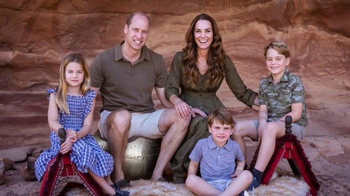 Pangeran William, Kate Middleton, dan ketiga anaknya. Pangeran William dan Kate Middleton ternyata memiliki nama rahasia yang sudah lama disembunyikan dari publik.