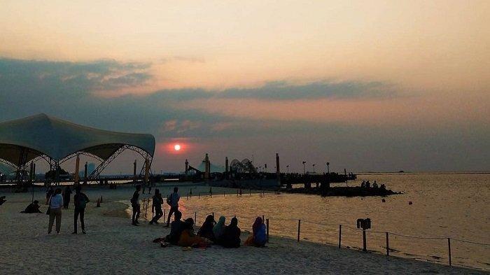 Kawasan Pantai Ancol, cocok untuk berwisata malam hari saat di Jakarta.
