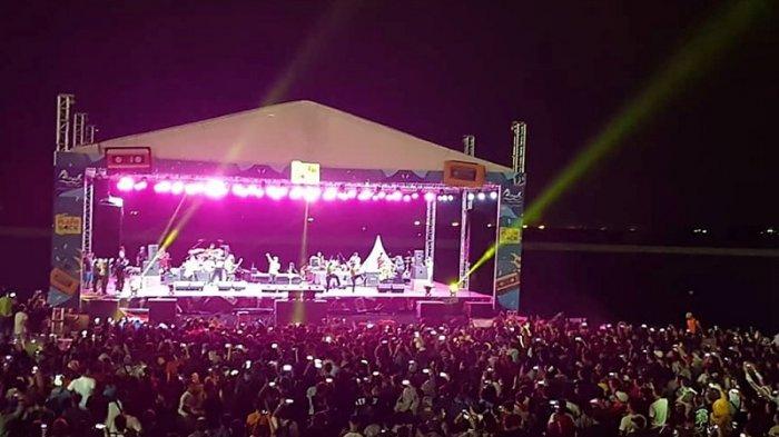 Pertunjukkan musik yang digelar di Pantai Ancol