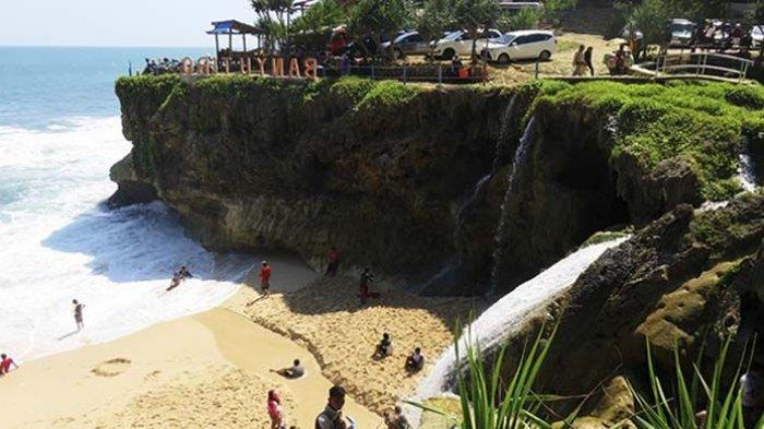 Pantai Banyu Tibo, Pacitan dengan air terjun yang langsung ke pantai.