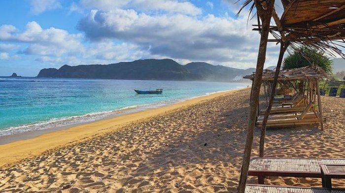 Wisata Pantai Tampah di Desa Mertak Sari, Kecamatan Praya Barat, Lombok Tengah.
