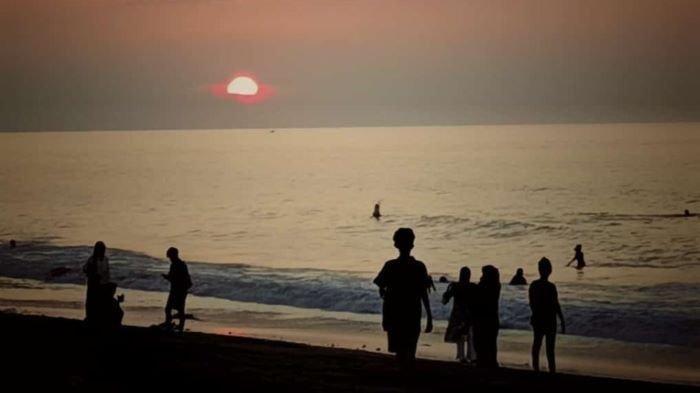 Senja di Pantai Bungin, Kecamatan Lolak, Kabupaten Bolmong, Provinsi Sulawesi Utara (Sulut) yang wajib dikunjungi wisatawan.