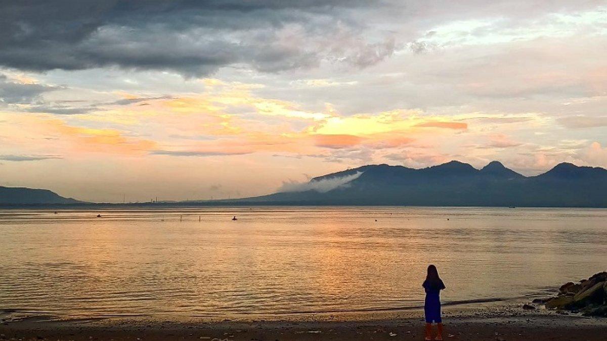 Pantai Cacalan menjadi salah satu destinasi favorit di Banyuwangi