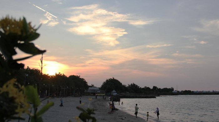 Pantai Delegan, satu pantai terbaik di Gresik, Jawa Timur.