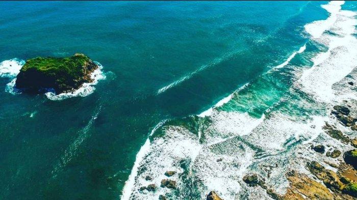 Pantai Karang Tawulan di Tasikmalaya, Jawa Barat.