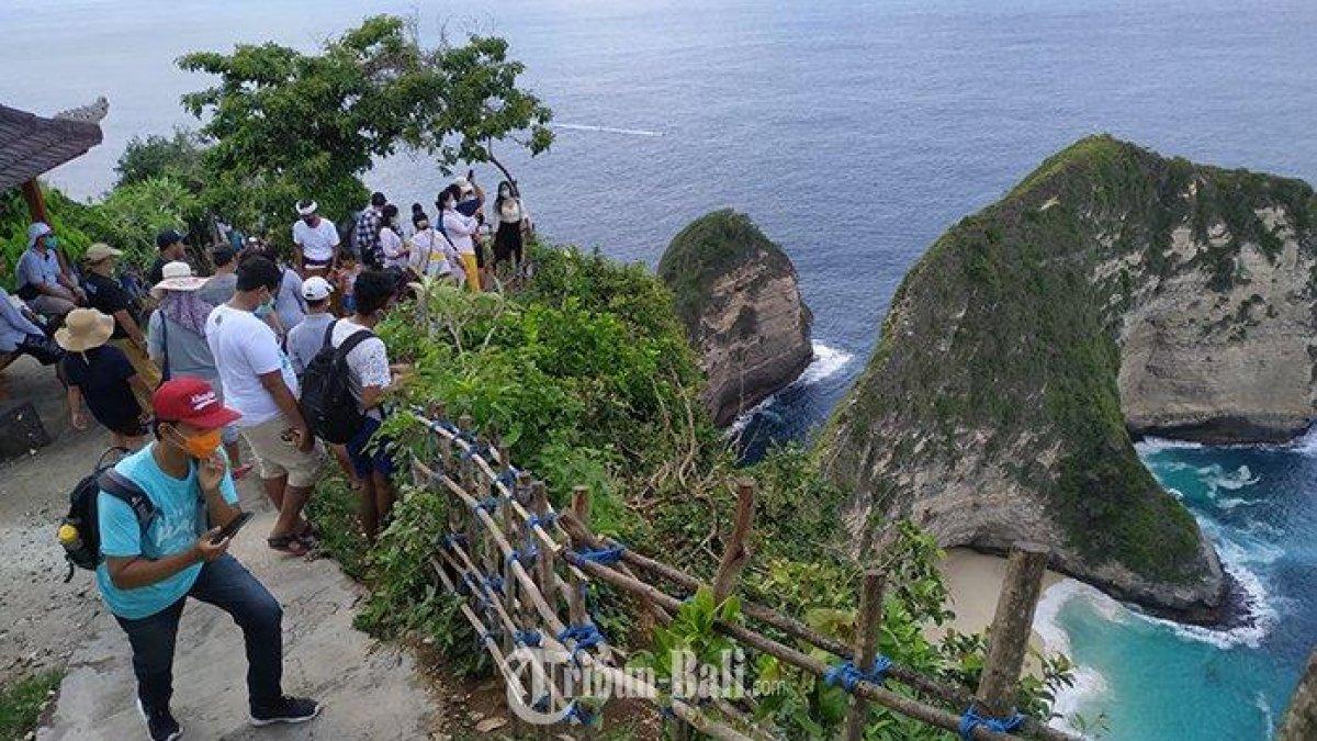 Pantai Kelingking di Desa Bungamekar, Nusa Penida, Bali.