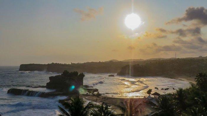 Pantai Klayar di Desa Sendang, Kecamatan Donorojo, Kabupaten Pacitan, Jawa Timur.