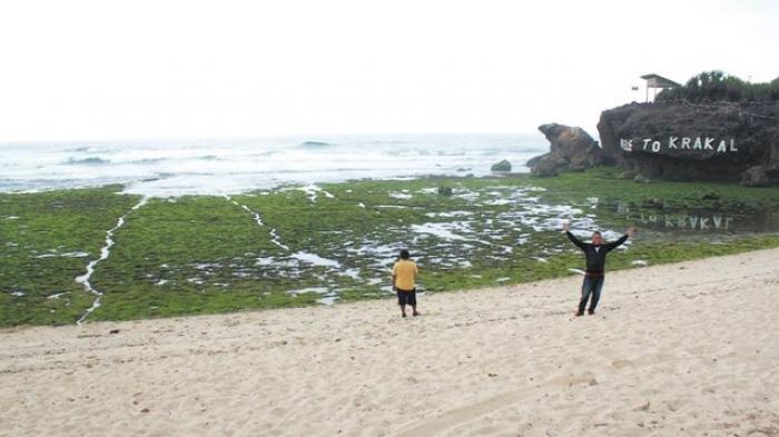 Pantai Krakal di Gunungkidul dengan hamparan batu karang.