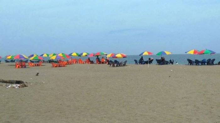 Payung warna-warni di Pantai Kuala Jangka, Desa Jangka Masjid, Kecamatan Jangka Kabupaten Bireuen, Aceh, Minggu (11/3/2018).