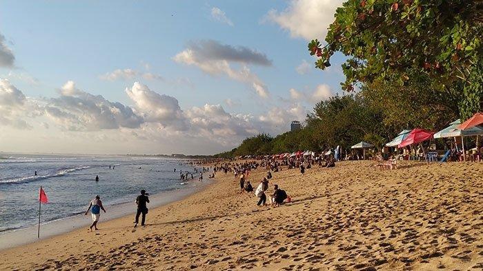 Wisatawan liburan ke Pantai Kuta di Badung, Bali