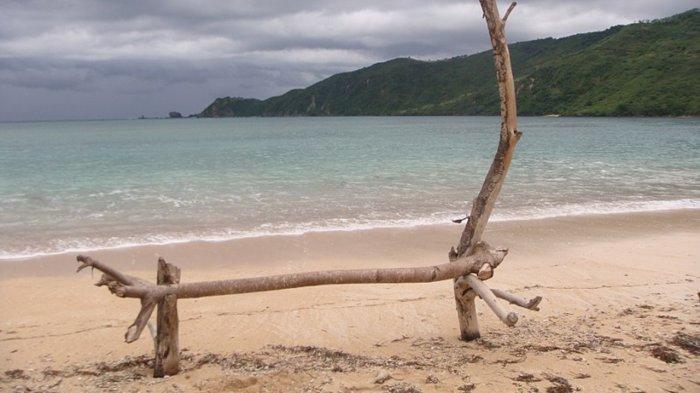 Pantai Kuta Mandalika adalah salah satu tempat yang terkenal di Lombok. 