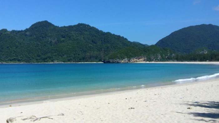 Pantai Lampuuk yang berada di Kecamatan Lhoknga, Kabupaten Aceh Besar.