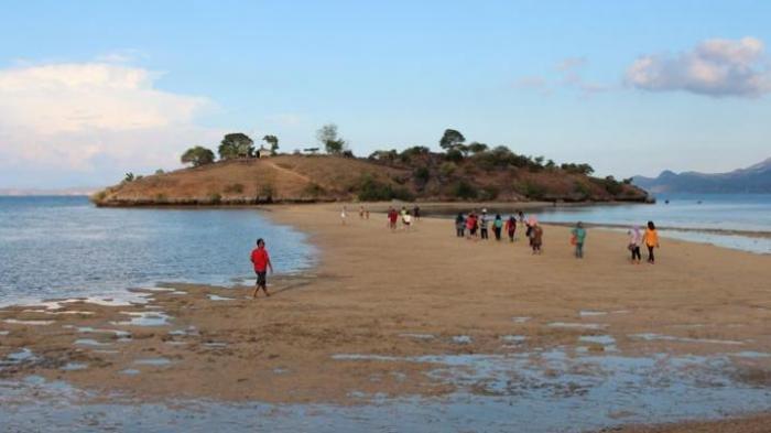 Pantai Lariti di Desa Soro, Kecamatan Lambu, Sape, Bima, Nusa Tenggara Barat, mulai didatangi wisatawan. Perairan teluk ini terbelah menjadi dua ketika airnya surut dan tampak terumbu karang yang menjadi arena bermain bagi para pengunjung.