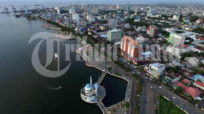 Anjungan Pantai Losari yang terekam dari udara menggunakan drone di Kecamatan Ujung Pandang, Makassar. Pantai yang terletak di sebelah barat kota Makassar ini menjadi tempat bagi warga Makassar untuk menghabiskan waktu pada pagi, sore dan malam hari menikmati pemandangan matahari tenggelam yang sangat indah