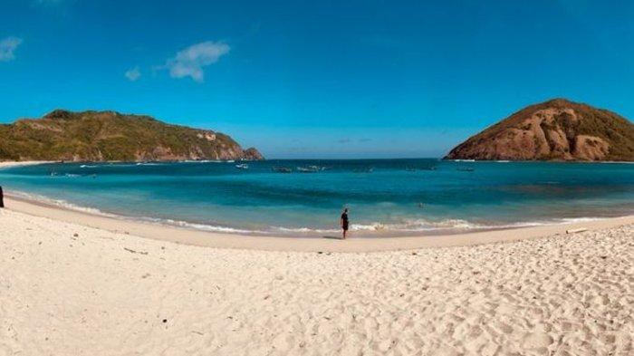 Pantai Mawun di Desa Tumpak, Kecamatan Pujut, Nusa Tenggara Barat.