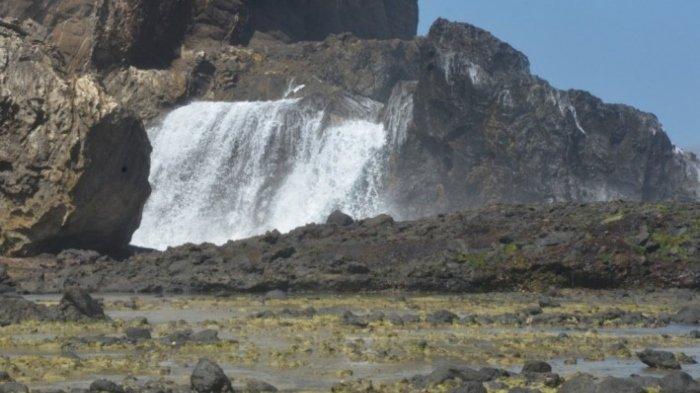 Keunikan air terjun asin di Pantai Nambung, Lombok Barat, Nusa Tenggara Barat.