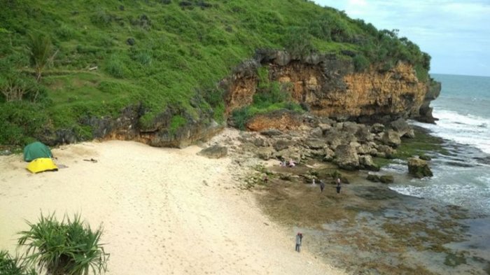 Pantai Ngeden, Desa Kanigoro, Kecamatan Saptosari, Kabupaten Gunungkidul, Jogja, salah satu pantai cantik yang belum banyak dikunjungi wisatawan.