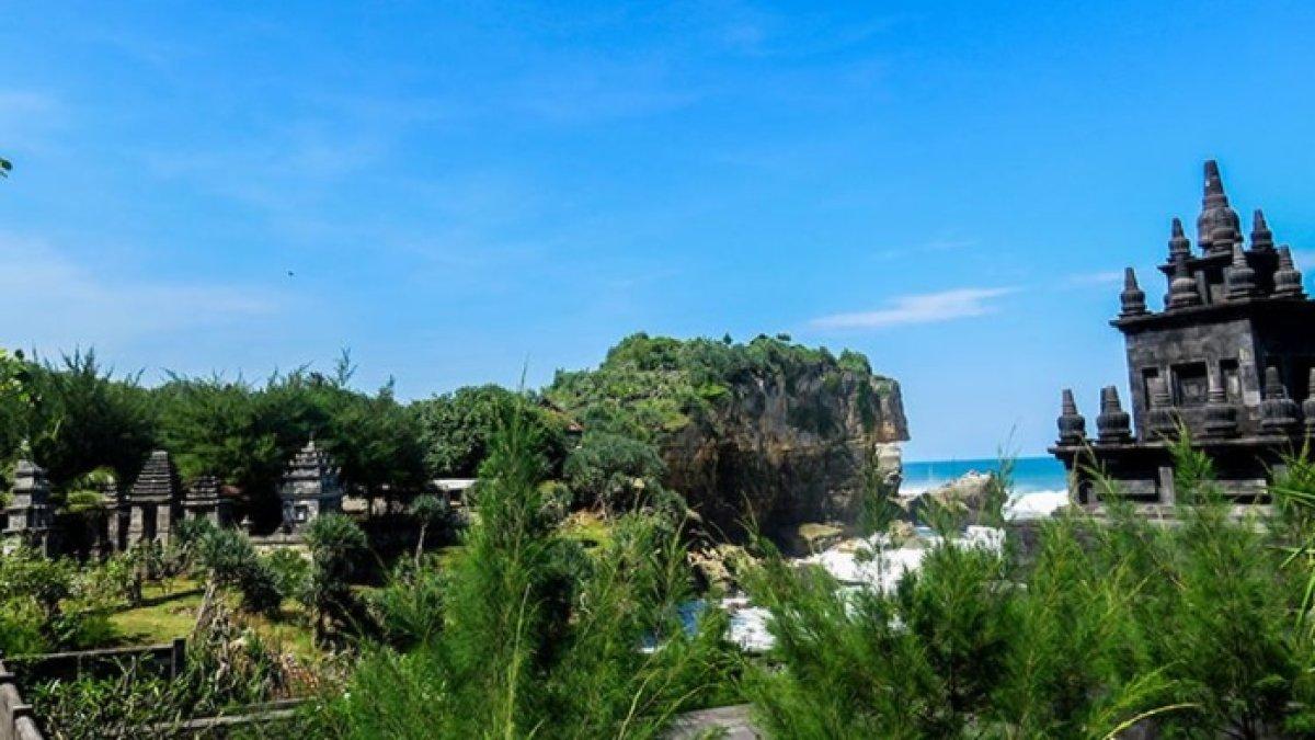 Pantai Ngobaran, salah satu pantai unik di Gunungkidul, Yogyakarta.