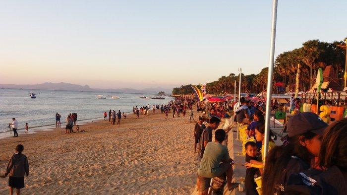 Suasana ramainya pantai Oesapa yang terletak di Kelurahan Oesapa, Kecamatan Kelapa Lima, Kota Kupang, Minggu (19/8/2018) sore