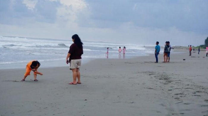 Pengunjung menikmati pemandangan di Pantai Panjang, Kota Bengkulu, Provinsi Bengkulu, beberapa waktu lalu. Selain wisata alam, Kota Bengkulu juga menawarkan wisata sejarah dan wisata budaya.