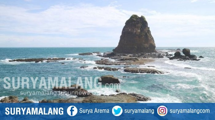 Panorama batu karang di Bukit Sitinggil di Jember.