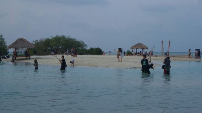Pantai Perawan di Pulau Pari, Kepulauan Seribu, Sabtu (12/8/2017).