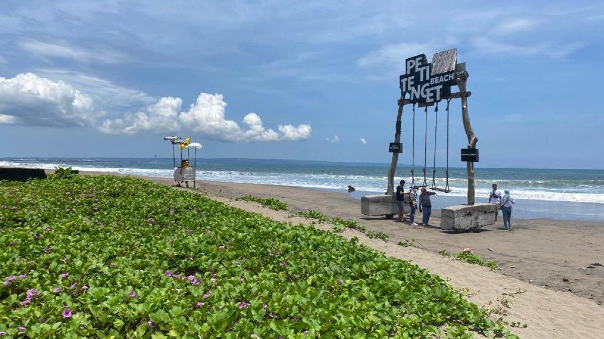 Pantai Petitenget yang menjadi salah satu tempat wisata favorit di Bali.
