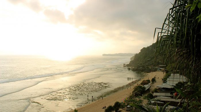 Pantai Pok Tunggal, satu pantai terbaik di Jogja buat liburan akhir pekan.