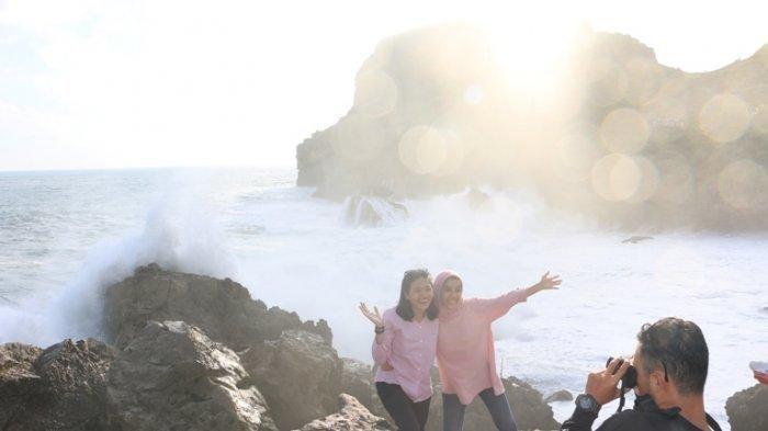Pantai Sembukan yang berada di Desa Sembukan, Kecamatan Paranggupito, Kabupaten Wonogiri.