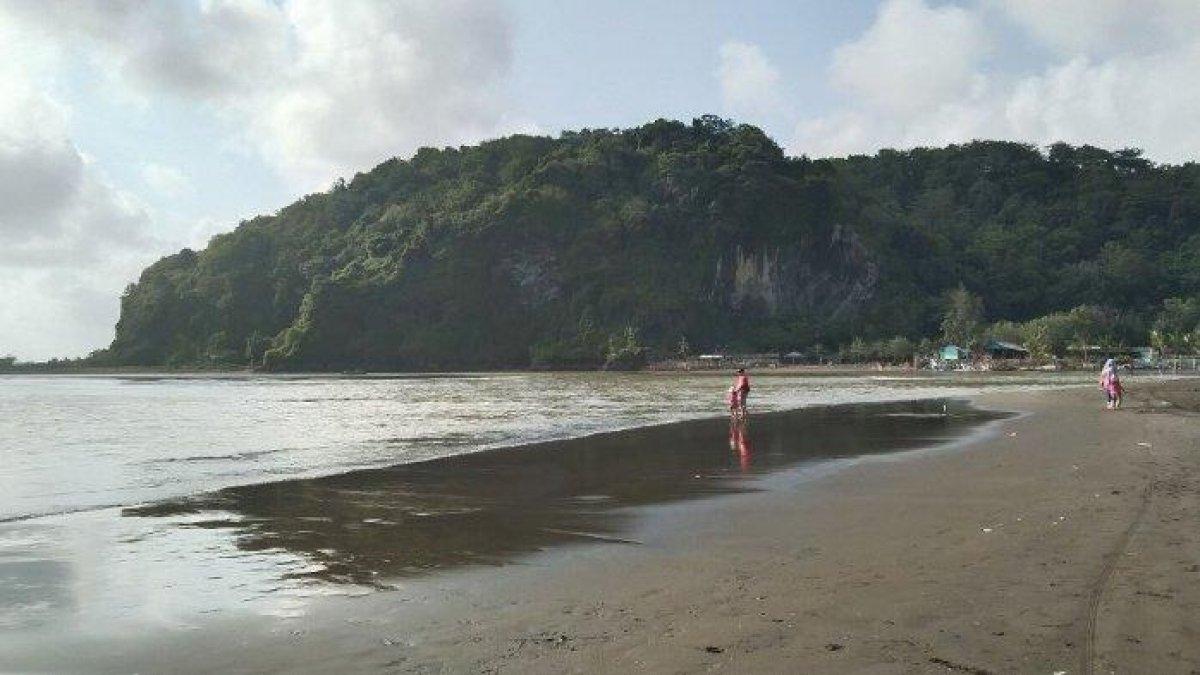 Pemandangan di Pantai Sodong, Adipala bisa lihat pantai sekaligus pegunungan Selok.