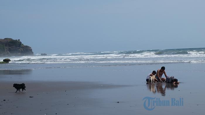 Wisatawan menikmati suasana Pantai Soka, Tabanan, Bali.