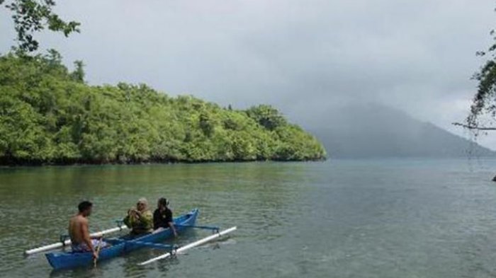Wisatawan berperahu di Pantai Sulamadaha di Ternate, Maluku Utara, Selasa (15/4/2014).