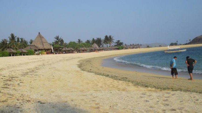 Pantai Tanjung Aan, kawasan wisata Kuta, Lombok Tengah, Nusa Tenggara Barat, memiliki area cukup lebar dan memanjang.