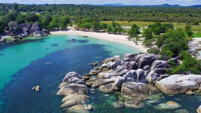 Pantai Tanjung Tinggi di Desa Ciput, Kecamatan Sijuk, Kabupaten Belitung, Provinsi Bangka Belitung.