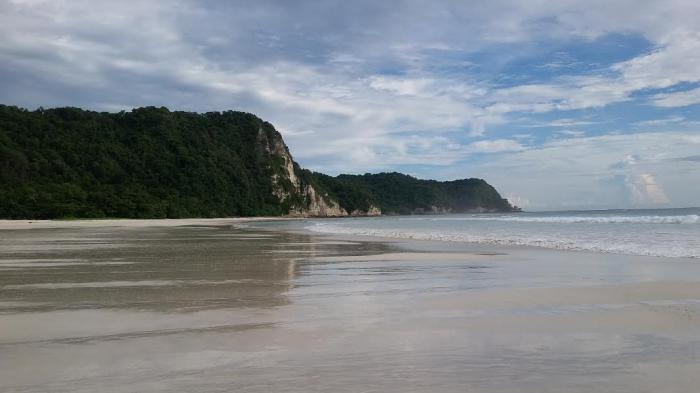 Pantai Tarimbang alias Pantai Pamili Kaba di Desa Tarimbang, Kecamatan Tabundung, Kabupaten Sumba Timur, Nusa Tenggara Timur.