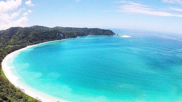 Pantai Tarimbang Sumba dengan perbukitan hijau dan air biru yang memesona.
