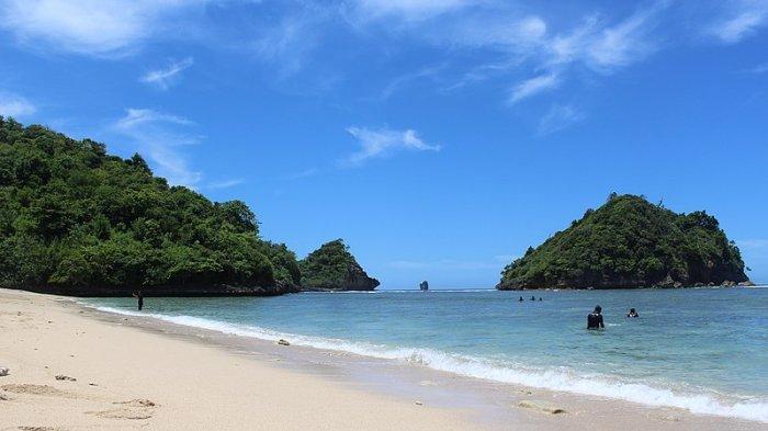 Pantai Tiga Warna di Malang, Jawa Timur