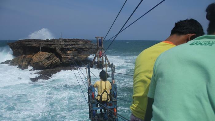 Pantai Timang, satu pantai di Gunungkidul Jogja yang cocok buat jadi tempat ngabuburit.