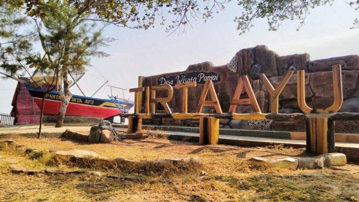 Suasana Pantai Tirta Ayu Indramayu yang punya vibes ala Bali di Jalan Tirta Ayu, Desa Balongan, Kecamatan Balongan, Kabupaten Indramayu, Jawa Barat, Kamis (24/8/2023).