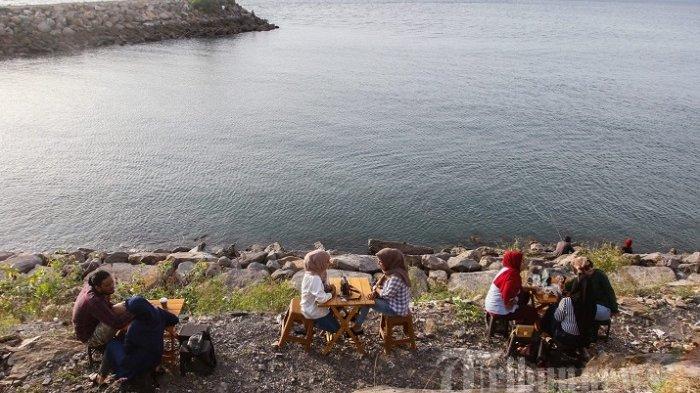 Sejumlah remaja asik bercengkrama sambil menghirup kopi di pinggir pantai Ulee Lheue, Banda Aceh, Sabtu (5/9/2020). Menjamurnya tempat kopi di tepi pantai sedang digandrungi muda-mudi di Banda Aceh, Aceh.