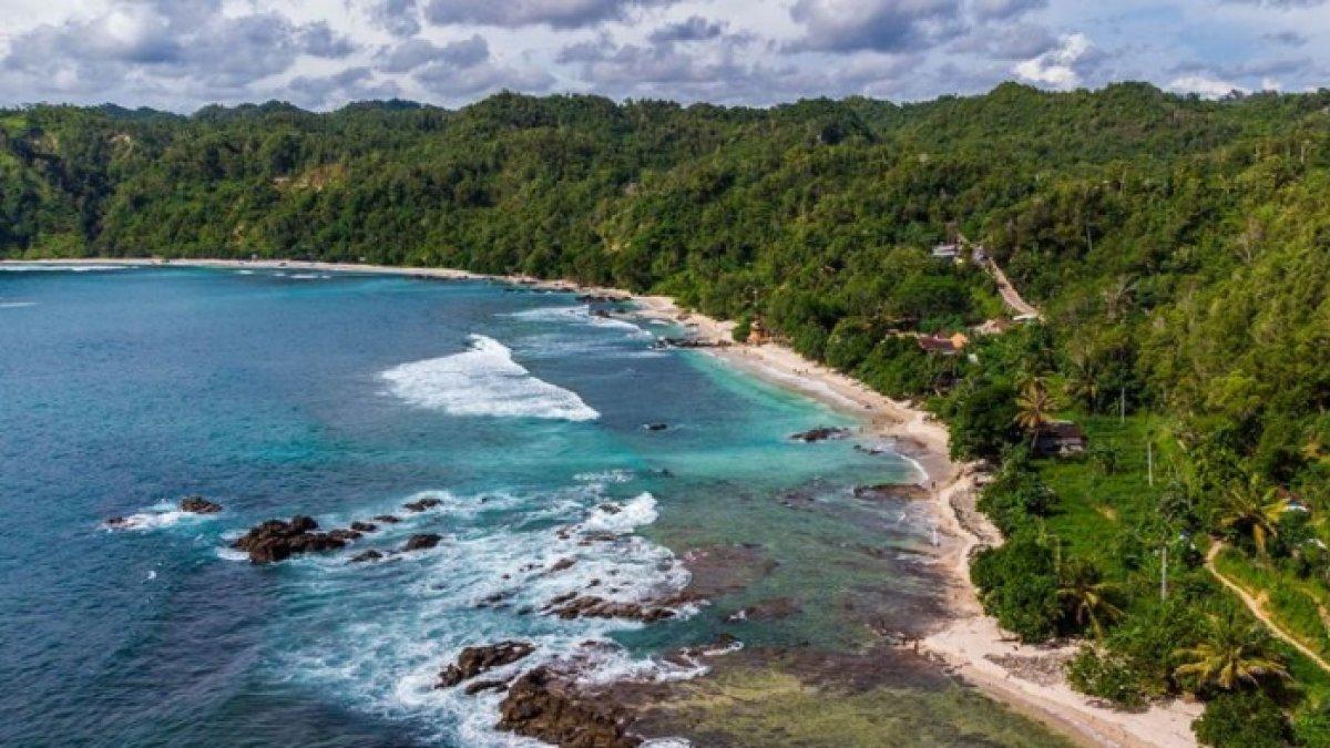 Pantai Wediombo, satu pantai terbaik di Jogja buat liburan akhir pekan.