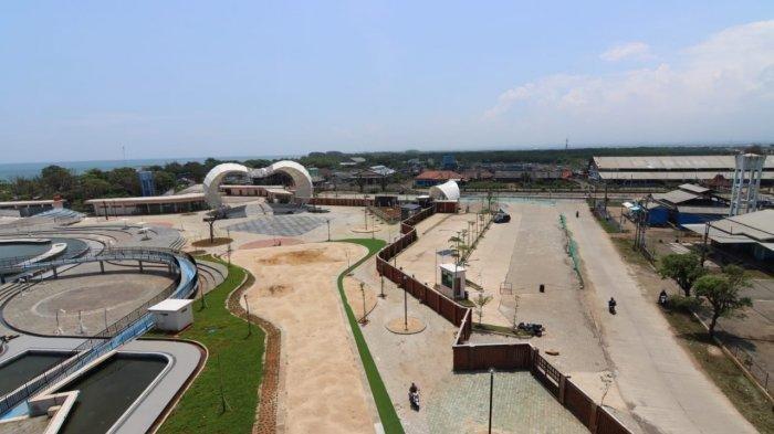 Pantauan udara objek wisata air Pantai Pasir Kencana Kota Pekalongan, Jawa Tengah.