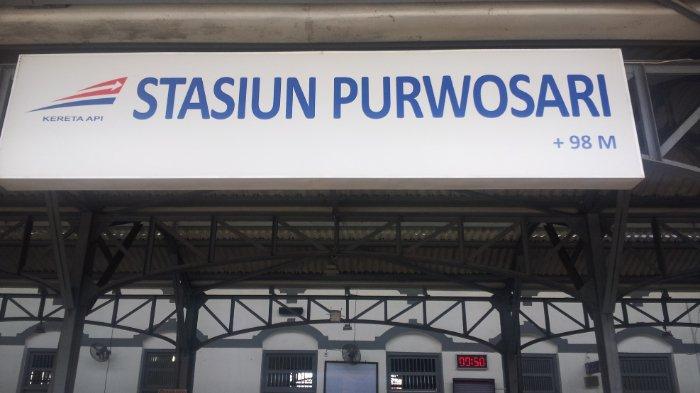 Papan nama Stasiun Purwosari, Solo, Jawa Tengah, Indonesia