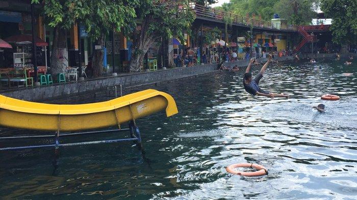 WISATA KLATEN - Pengunjung tengah menikmati keseruan di Umbul Ponggok, Klaten, Jawa Tengah, Kamis (30/1/2025). Umbul Ponggok menjadi salah satu tempat wisata pilihan untuk liburan akhir pekan bersama keluarga.