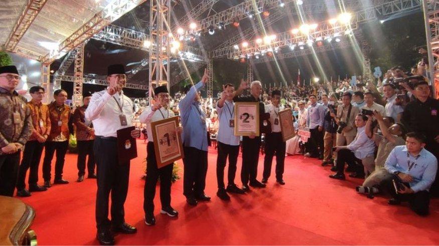 Semua pasangan capres-cawapres memamerkan nomor urut mereka di kantor KPU, Jakarta, Selasa (14/11/2023) malam.