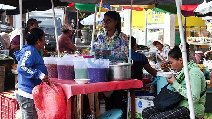 Pedagang penganan di Pasar Badung, Denpasar, Bali